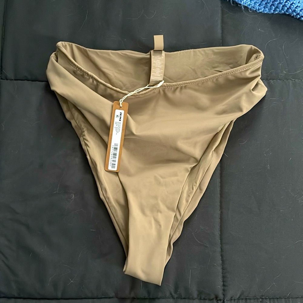 NWT Skims mid waist bottoms